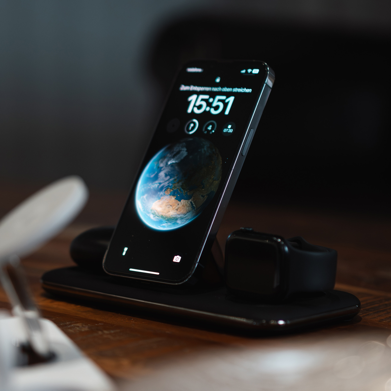 alkaya. | Trifector | 3 in 1 Wireless Ladestation: Handy, Apple Watch und Headset, Kompatibel mit MagSafe-Zubehör, schwarz