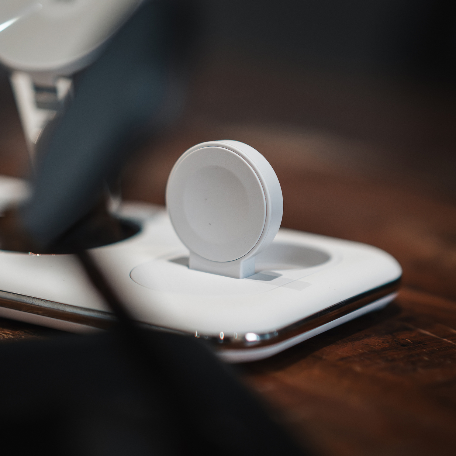 alkaya. | Trifector | 3 in 1 Wireless Ladestation: Handy, Apple Watch und Headset, Kompatibel mit MagSafe-Zubehör, weiß